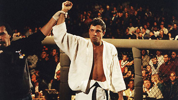 BJJ blev først rigtig kendt uden for Brasilien i 1993, da Royce Gracie vandt første udgave af Ultimate Fighting Championship (UFC)