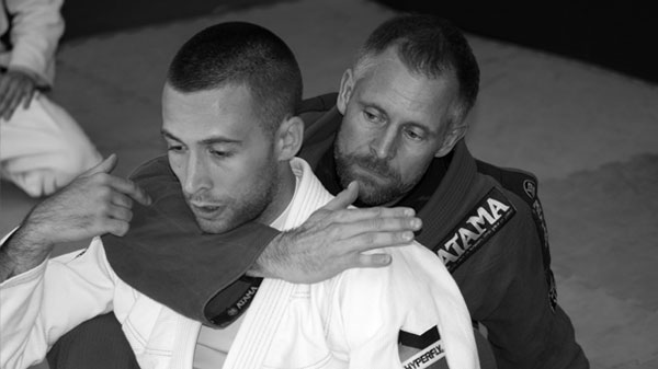 Her ser du Alex Thomann som sortbælte i Brasiliansk Jiu jitsu fra Frankrig. på billedet viser han selvforsvar mod choke sammen med Anders Rasmussen