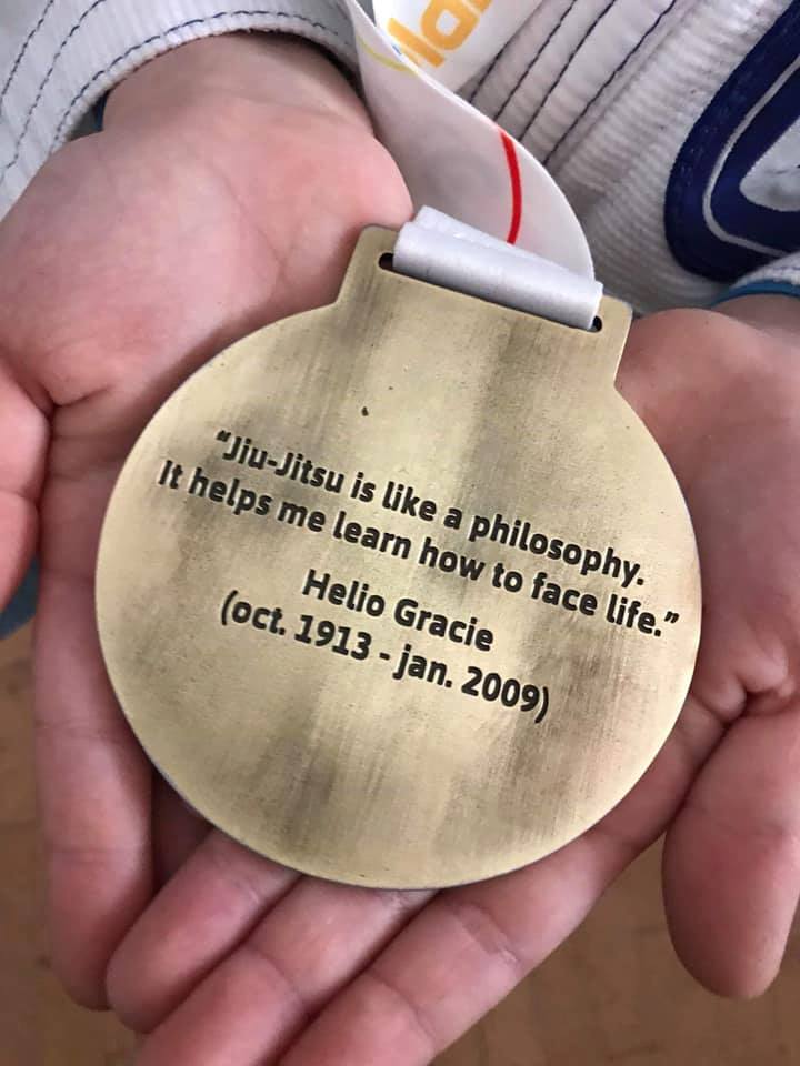 på bagsiden af guldmedaljen står der. "Jiu-Jitsu is like a philosophy. It helps me learn how to face life."
Helio Gracie (oct. 1913 - jan. 2009)