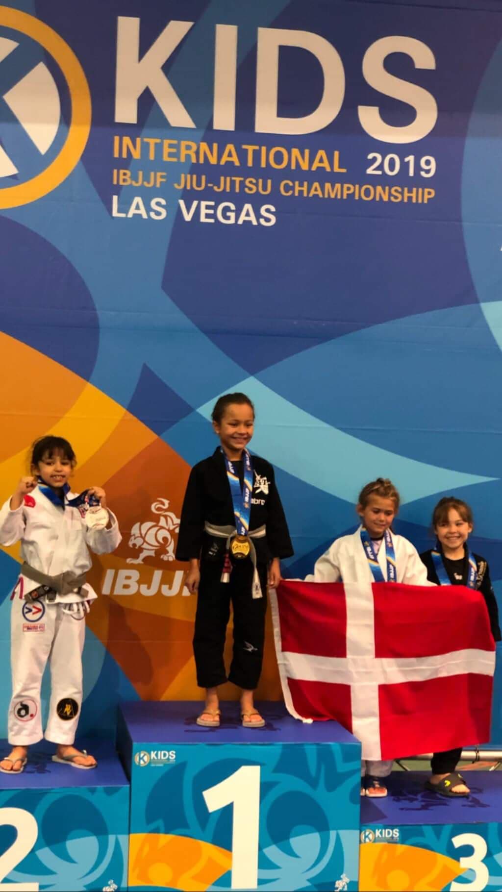 Evolet Elise Boris står på podiet i Las Vegas efter hun vandt bronze IBJJF Kids 2019 Las Vegas usa